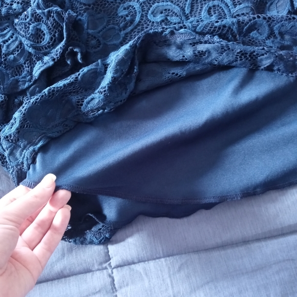 Onyx Apparel Women’s Navy Blue Lace Overlay Top Keyhole Neck Gem size XL - Picture 3 of 6